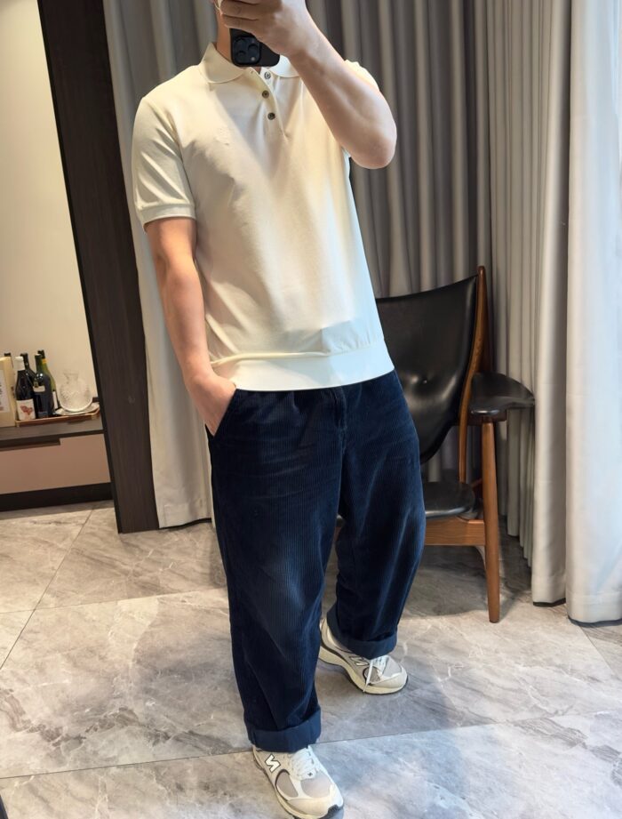 Uomo in stile smart casual in ambiente moderno con dettagli eleganti e comfort quotidiano.