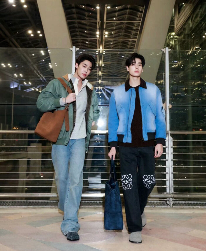 Due giovani alla moda camminano in aeroporto moderno, mostrando stile e fiducia.