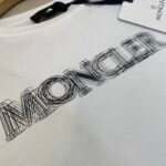 T-shirt bianca Moncler con logo 3D stilizzato, casual e di alta qualità.