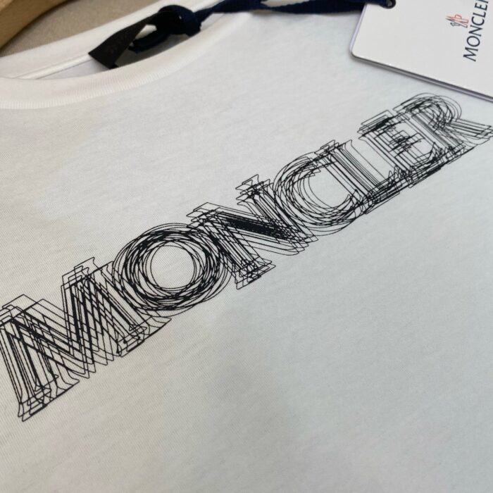 T-shirt bianca Moncler con logo 3D stilizzato, casual e di alta qualità.