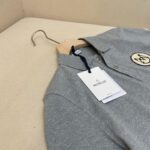 Poloshirt grigio Moncler, logo elegante, tessuto leggero, stile casual raffinato, alta qualità.