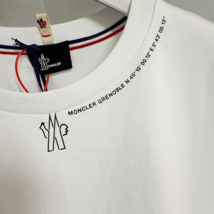 Maglietta bianca Moncler con logo, dettagli Coordinates Grenoble, stile semplice e raffinato.