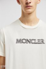 Maglietta Moncler con logo stilizzato in primo piano, stile casual e moda di lusso.