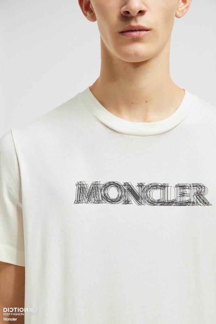 Maglietta Moncler con logo stilizzato in primo piano, stile casual e moda di lusso.