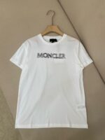 Maglietta bianca Moncler casual con logo audace e stile minimalista, ideale per ogni stagione.