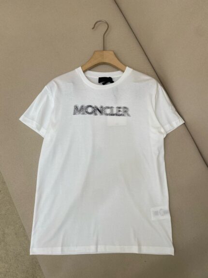 Maglietta bianca Moncler casual con logo audace e stile minimalista, ideale per ogni stagione.