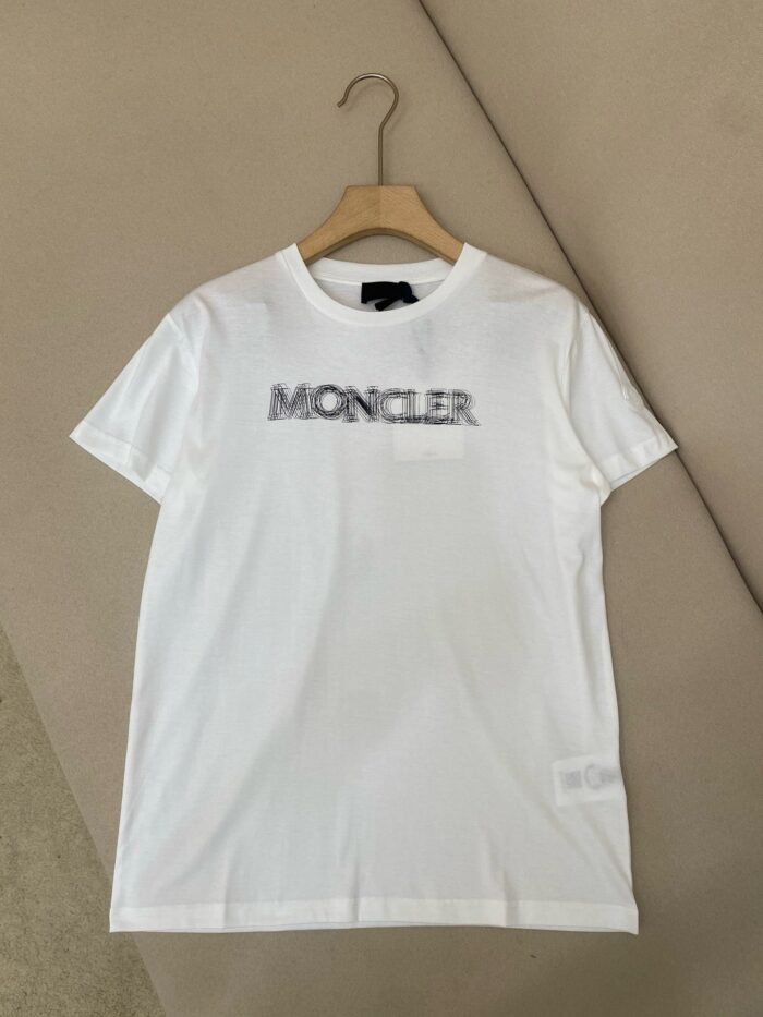 Maglietta bianca Moncler casual con logo audace e stile minimalista, ideale per ogni stagione.