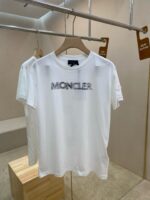 T-shirt bianca Moncler con logo frontale, stile minimalista e design elegante.