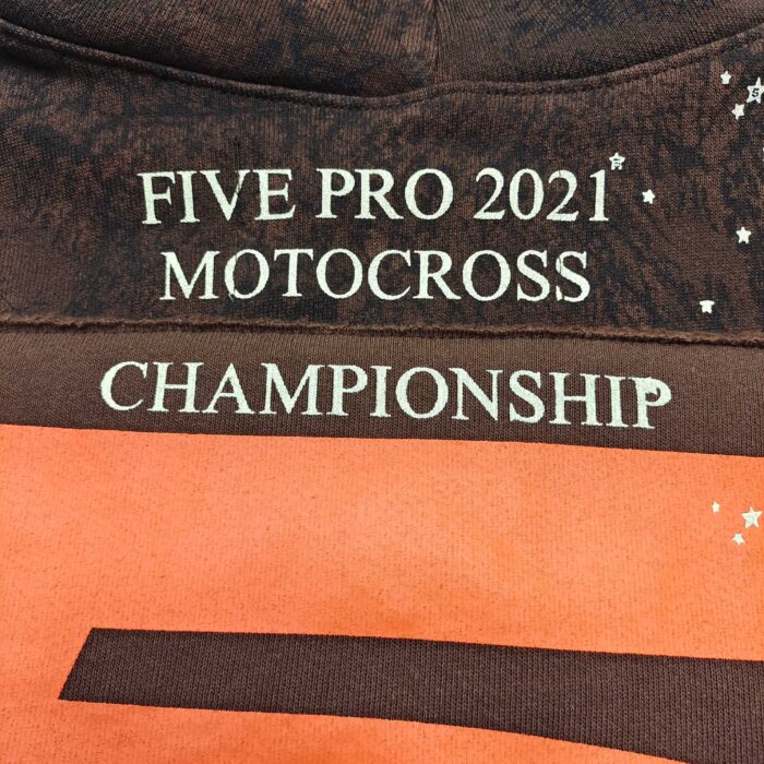 Maglietta motocross 2021 campionato, stile energico con scritte e dettagli protagonisti.