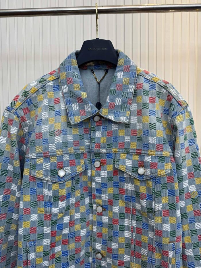 Giacca di jeans con motivo a quadretti colorati, stile moderno e fashion, perfetta per distinguersi.