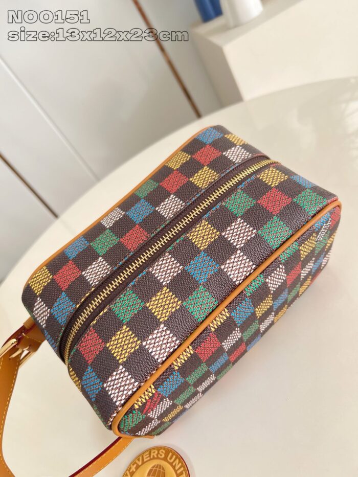 Borsa rettangolare colorata con tracolla in pelle e doppio zipper, stile vivace e moderna.