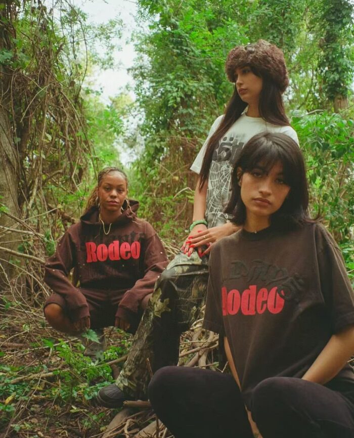 Tre persone in natura con abiti casual Rodeo, stile urbano e atmosfera tropicale.
