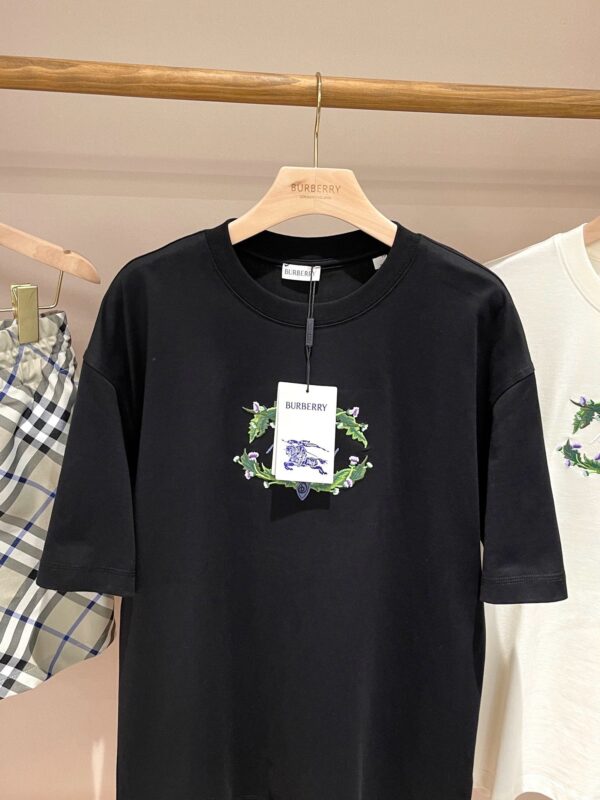 T-shirt nera con design vegetale, stile casual e dettagli moda urbana, ideale per ogni occasione.