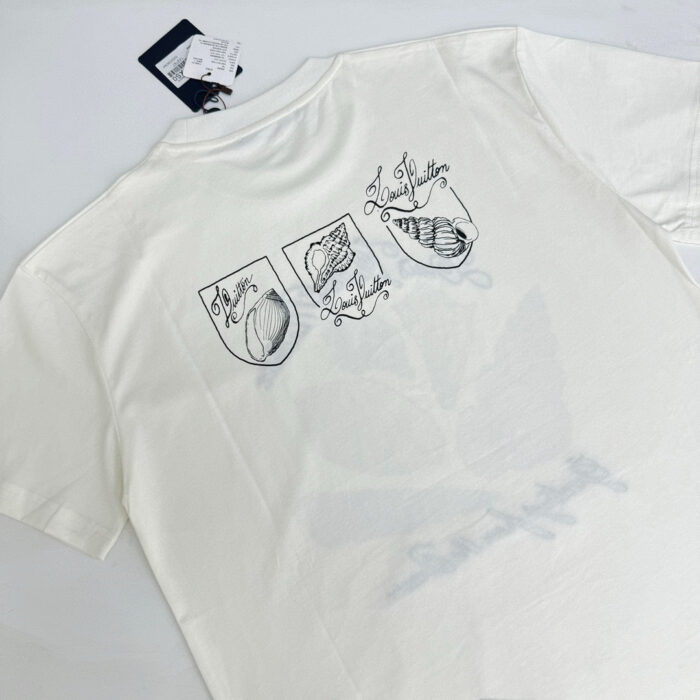 Maglietta bianca con simboli naturali e design artistico sul retro, stile moderno e creativo.
