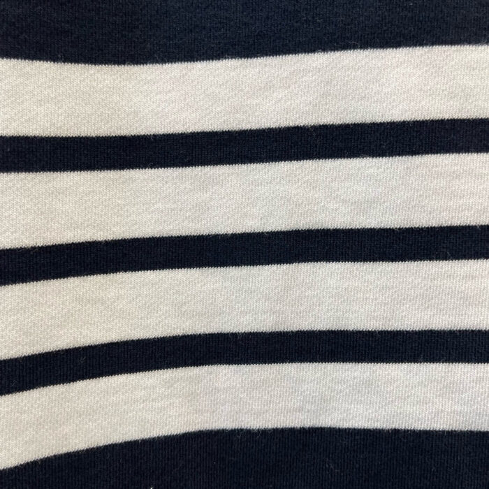 Tessuto a righe navy e crema, stile marinaro, perfetto per capi casual e classici.
