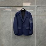 Blazer blu navy slim fit con dettagli moderni e righe sulla manica, elegante e versatile.