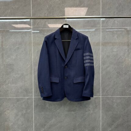 Blazer blu navy slim fit con dettagli moderni e righe sulla manica, elegante e versatile.