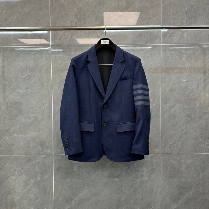 Blazer blu navy slim fit con dettagli moderni e righe sulla manica, elegante e versatile.