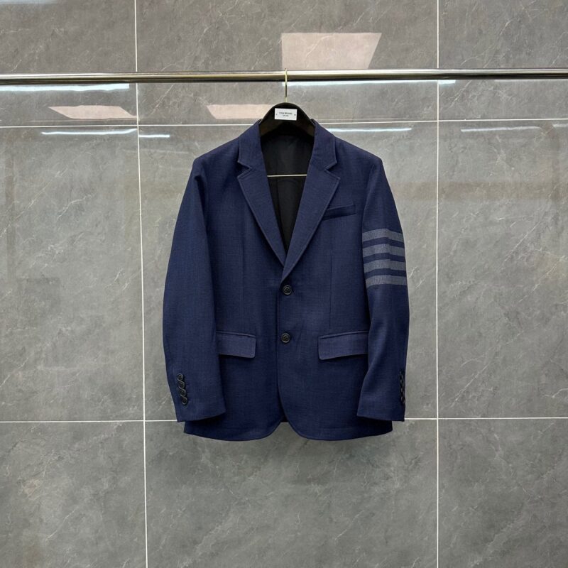 Blazer blu navy slim fit con dettagli moderni e righe sulla manica, elegante e versatile.