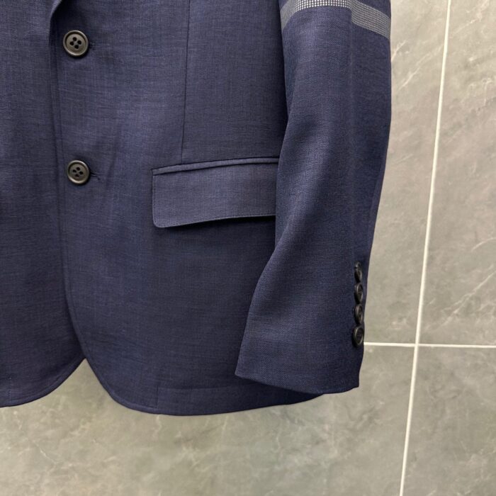 Elegante blazer da uomo in blu navy con dettagli classici e taglio sartoriale moderno.