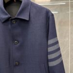 Giacca navy elegante con dettagli a strisce sportive e pratiche tasche, ideale per ogni occasione.