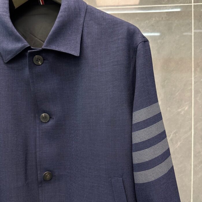Giacca navy elegante con dettagli a strisce sportive e pratiche tasche, ideale per ogni occasione.