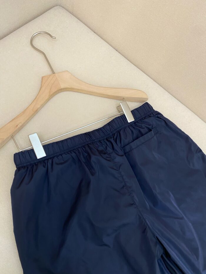 Pantaloni navy eleganti e pratici, leggeri, resistenti allacqua, ideali per il tempo libero e avventure.
