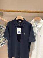 Polo navy e bianca con pantaloni a quadri, stile casual e raffinato in negozio.