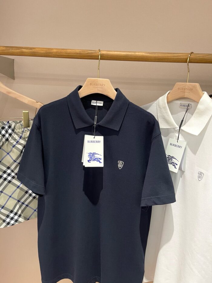 Polo navy e bianca con pantaloni a quadri, stile casual e raffinato in negozio.