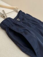Pantaloncini sportivi navy con vita elasticata e pratiche tasche, ideali per il fitness e il relax.