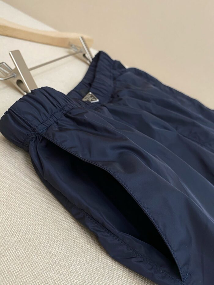 Pantaloncini sportivi navy con vita elasticata e pratiche tasche, ideali per il fitness e il relax.
