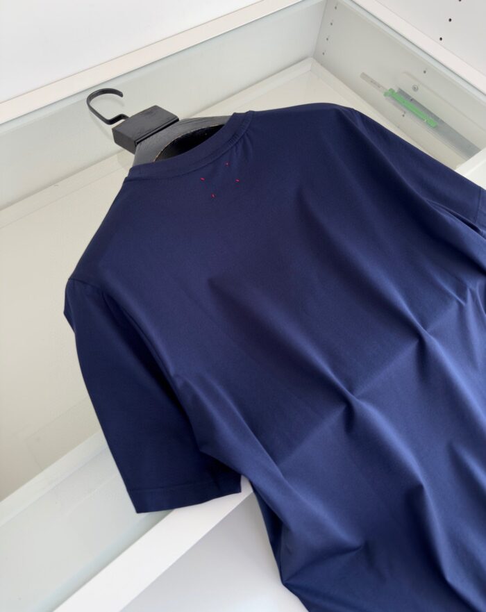 Maglietta navy blue classica in cotone, elegante e versatile, perfetta per look casual e semplici.