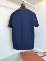 Maglietta navy blue casual uomo, comfort e stile versatile, perfetta per ogni occasione quotidiana.