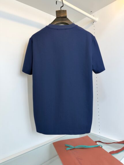 Maglietta navy blue casual uomo, comfort e stile versatile, perfetta per ogni occasione quotidiana.