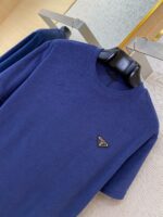 Maglietta navy blue con logo minimalista, stile sofisticato, perfetta per un look casual di lusso.
