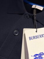 Maglietta polo Burberry blu navy, elegante, di alta qualità, con dettagli raffinati e stile versatile.