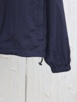 Giaccone blu navy con polsini elasticizzati e cintura regolabile, ideale per look casual e outdoor.