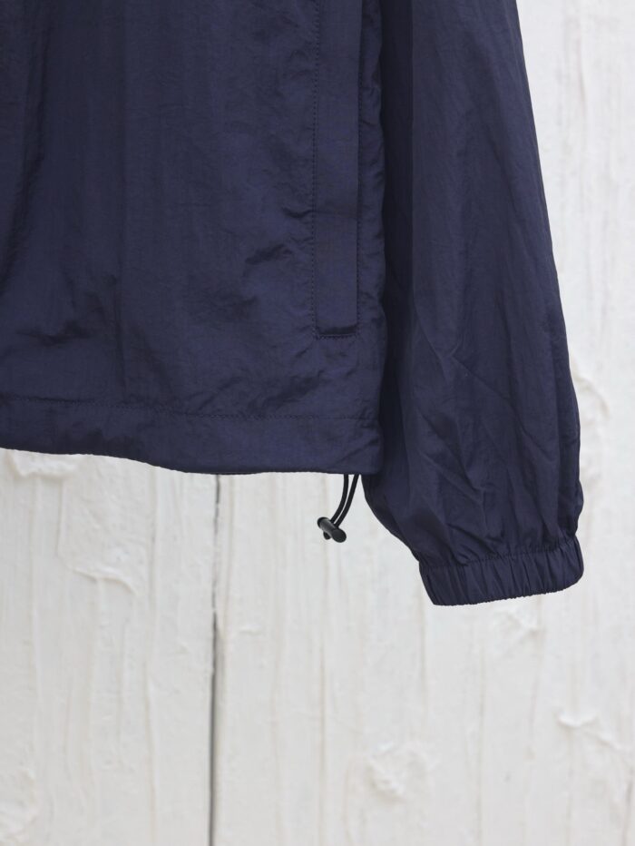 Giaccone blu navy con polsini elasticizzati e cintura regolabile, ideale per look casual e outdoor.