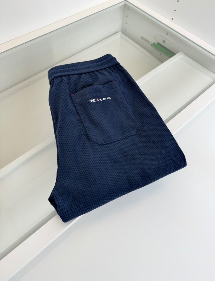 Pantaloni casual navy blu in cotone con elastico e logo sulla tasca posteriore.