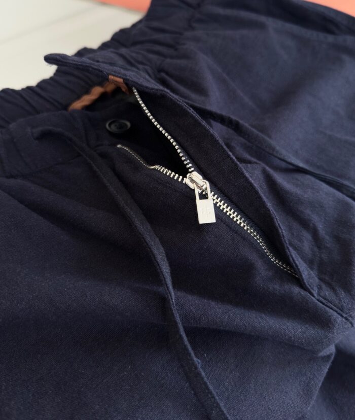 Pantaloni navy casual con zip, fascia regolabile e elastico per massimo comfort.