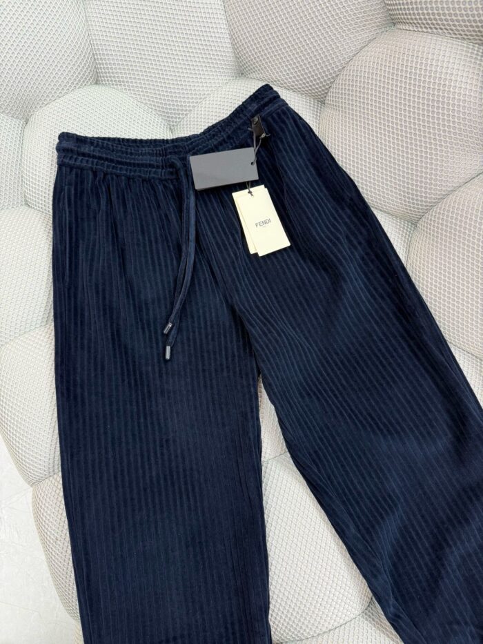 Pantaloni lounge in navy con cintura regolabile, tessuto a coste e stile comodo.