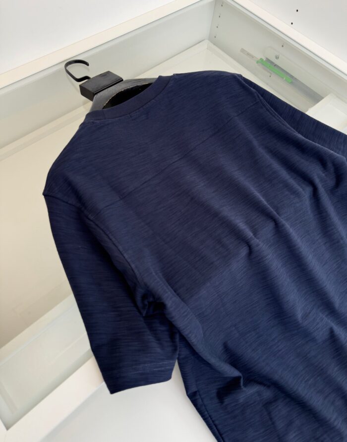 Maglietta navy blue semplice e versatile, ideale per look casual e confortevoli.
