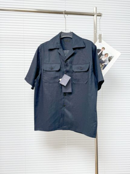 Camicia navy casual con tasche, display elegante per look moderni e versatili.