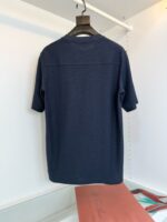 Maglietta navy blue casuala a manica corta, tessuto morbido e versatile, in esposizione minimalista.