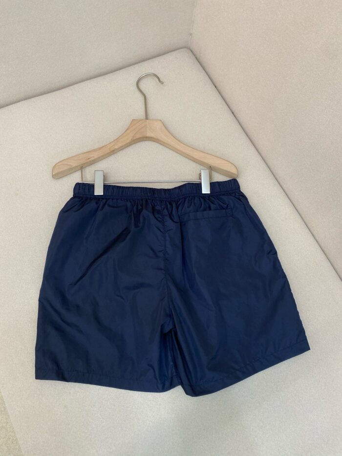 Shorts uomo in nylon navy blue, pratici e versatili per sport e casual.