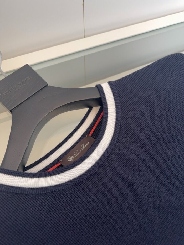 Maglione navy blue con collo a giro e dettaglio bianco, stile casual e di tendenza.