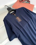 Maglietta navy blue elegante e versatile su gancio, dettagli raffinati e tessuto morbido.