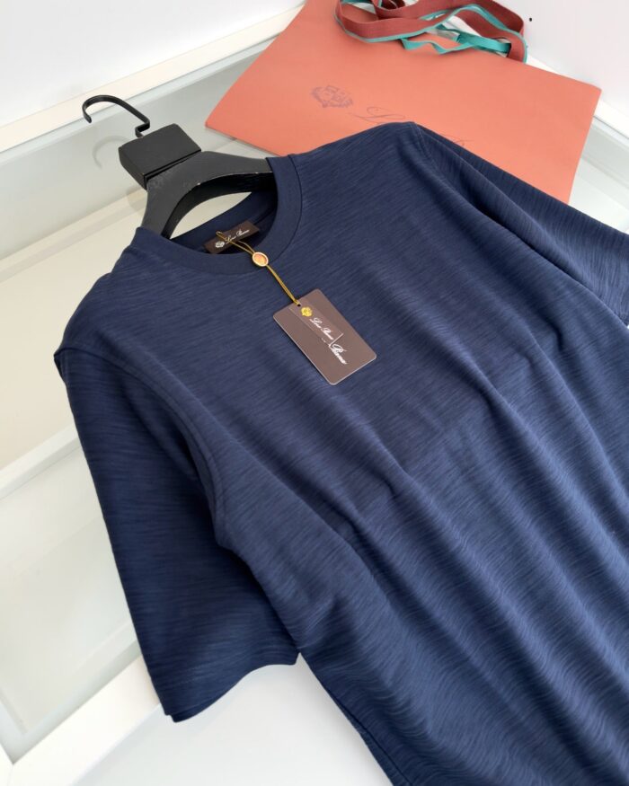 Maglietta navy blue elegante e versatile su gancio, dettagli raffinati e tessuto morbido.
