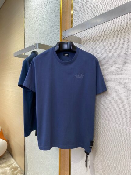 T-shirt casual blu navy, stile semplice ed elegante, perfetta per look quotidiani di moda.
