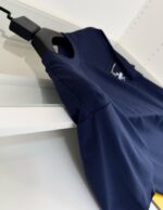 T-shirt casual navy blue, stile semplice e confortevole, perfetta per ogni occasione informale.